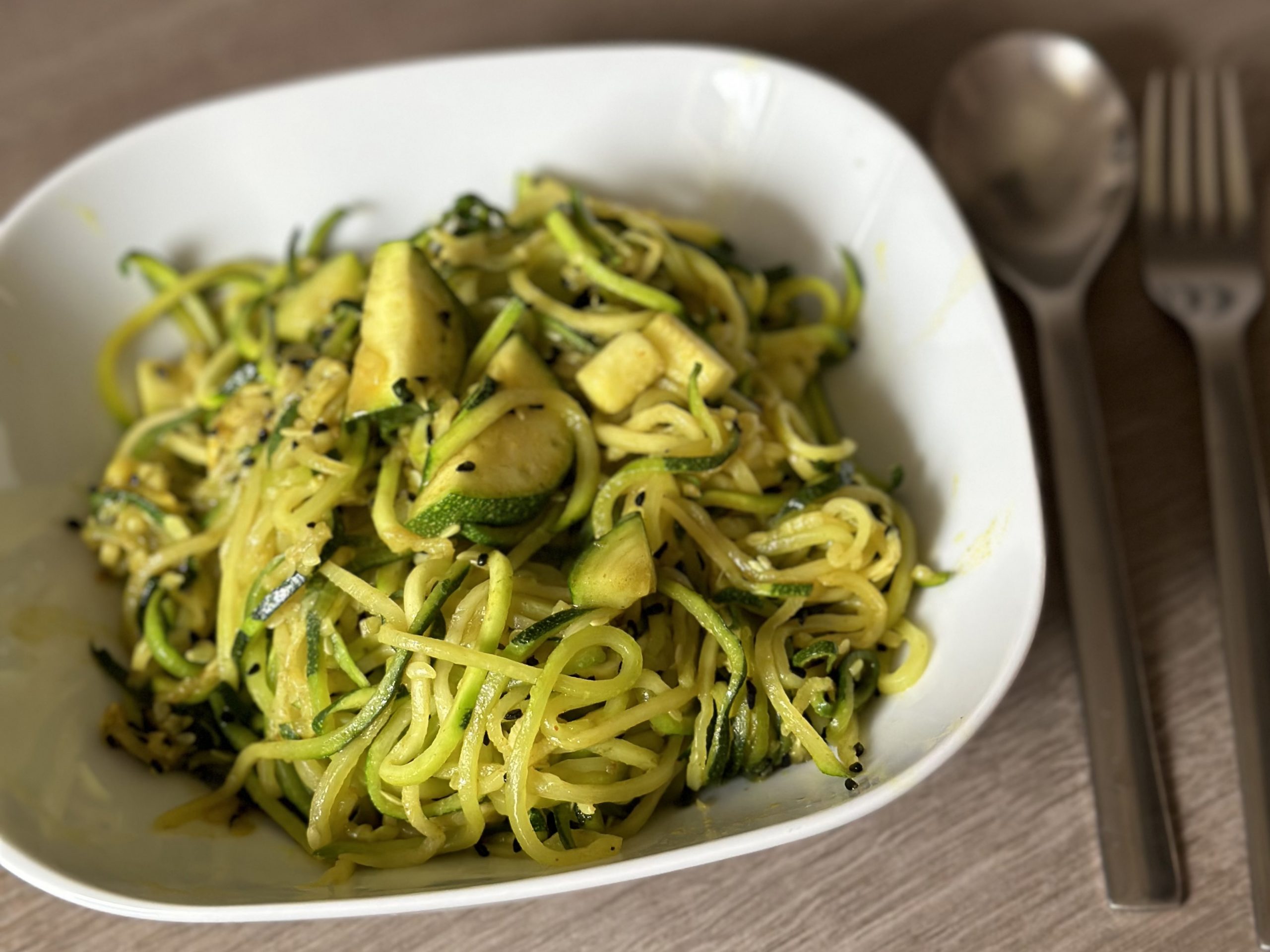 Selbstgemachte Zucchini-Nudeln by Bintu Cham - Mrs.CITY Hamburg Selbstgemachte Zucchini-Nudeln by Bintu Cham - Mrs.CITY Hamburg