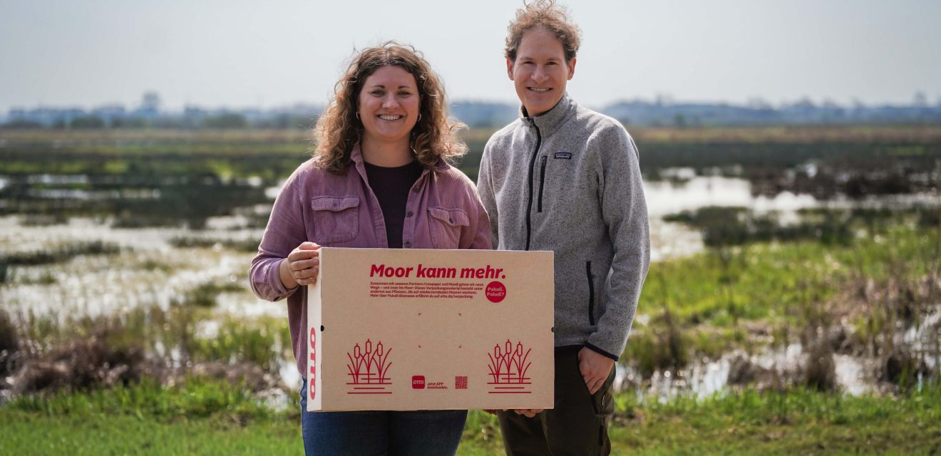 Karla Jabben und Tobias Gruber mit dem preisgekrönten Paludi-Karton von OTTO im Teufelsmoor bei Bremen.