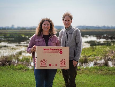 Karla Jabben und Tobias Gruber mit dem preisgekrönten Paludi-Karton von OTTO im Teufelsmoor bei Bremen.