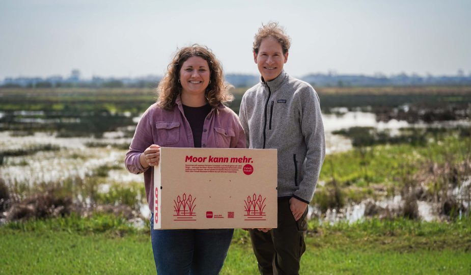 Karla Jabben und Tobias Gruber mit dem preisgekrönten Paludi-Karton von OTTO im Teufelsmoor bei Bremen.